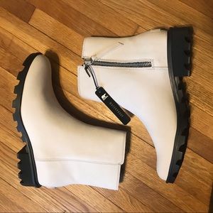 Sorel Phoenix zip boots, fawn. NIB